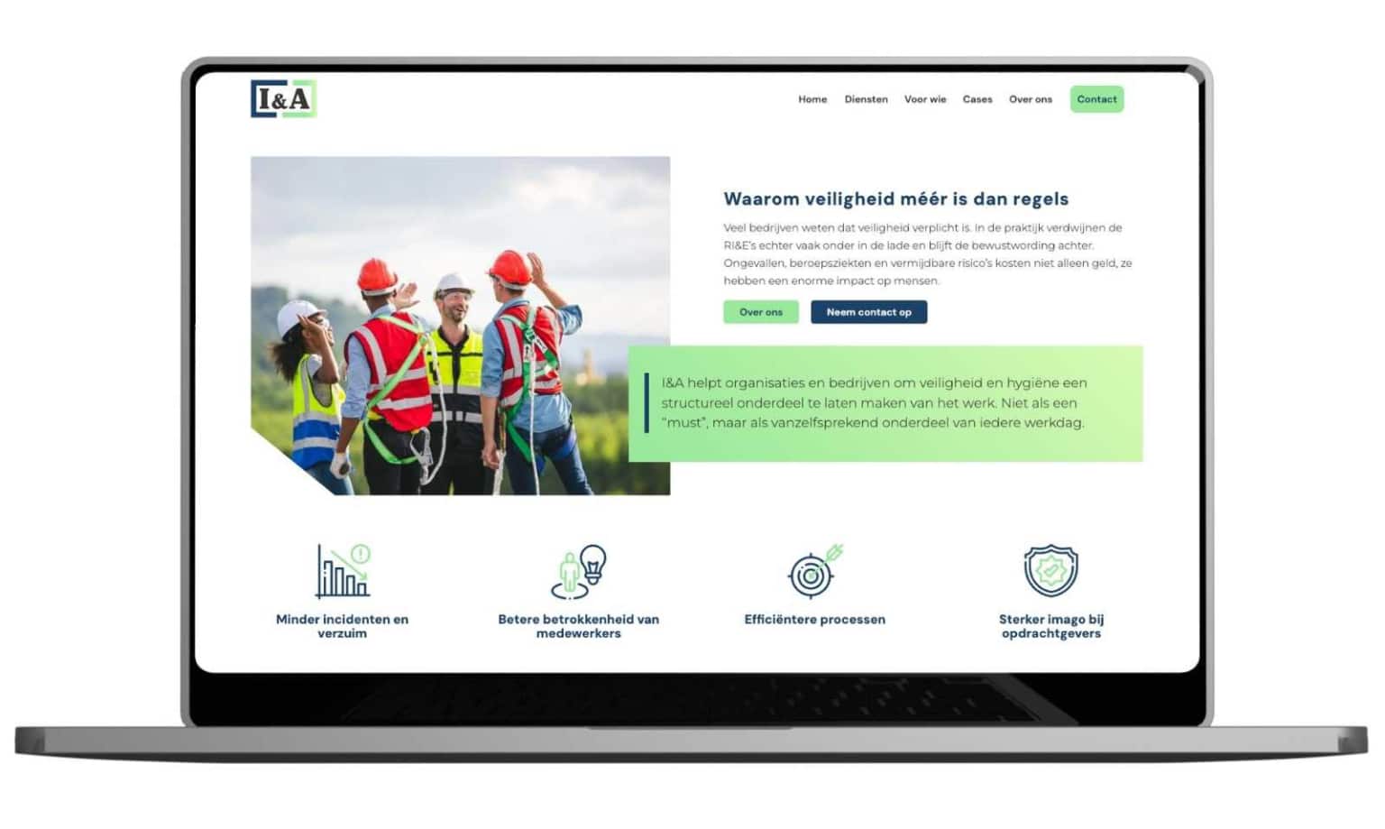 Laptop met de homepage van Innovatie & Advies, met de sectie "Waarom veiligheid méér is dan regels" en voordelen zoals minder incidenten en betere betrokkenheid van medewerkers.